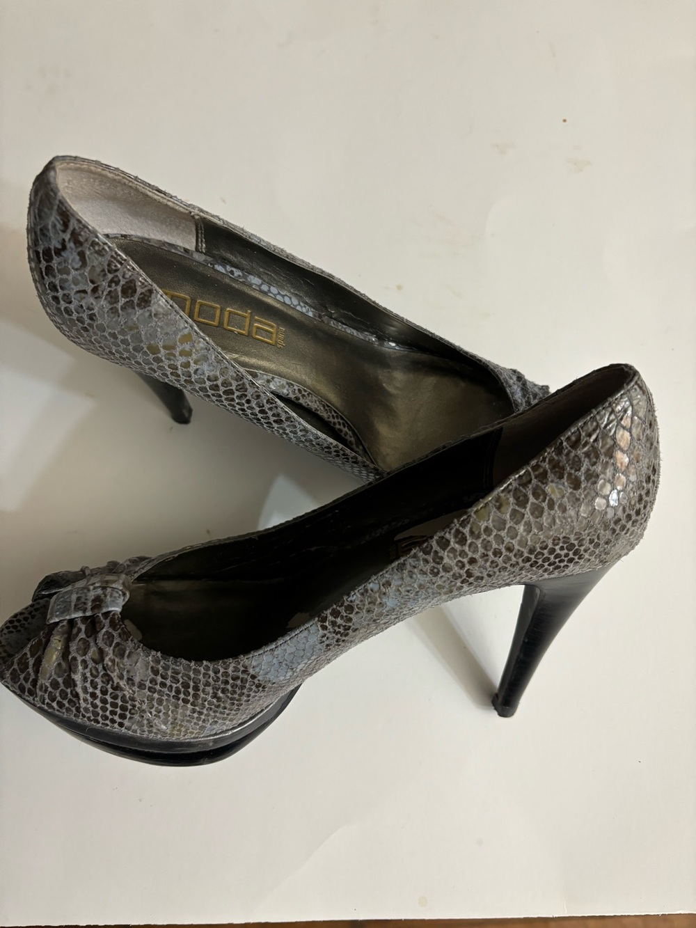 Moda Gray Snake-Print Peep-Toe 4” Black Heels with Bow Size 8M
